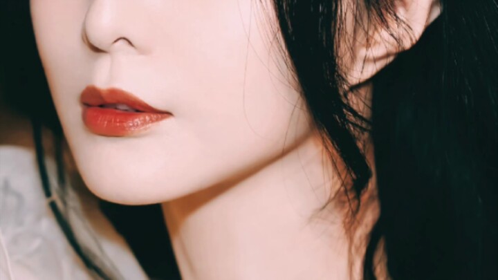 Gak nyangka, meski nggak operasi dagu, nggak operasi plastik, dan nggak pakai makeup, dia malah jadi