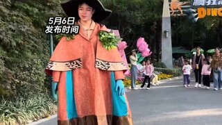 “没偷吃吧哈哈”景区演员用四条腿走路，游客看了都很好奇，网友：这是怎么控制的