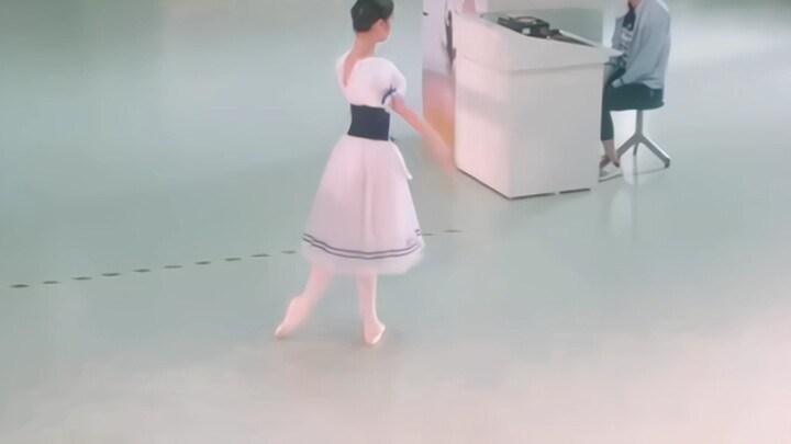 Tiểu Đô khiêu vũ