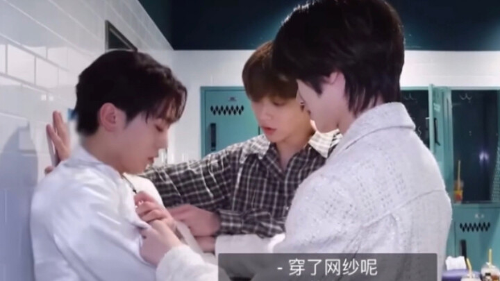 ซูบินกับอูคยูจัดแจงถอดเสื้อของซึงกวานกันแบบเนียนๆ เลย ฮ่าๆๆ พวกเธอสนิทกันเกินไปแล้วนะ!