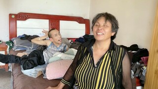 Seorang ibu buta membuat kaki babi untuk putranya yang menderita lumpuh otak, dan penampilannya memb