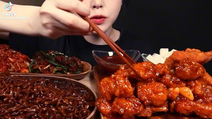 Mukbang, cre video: Eat with Boki + trên TikTok