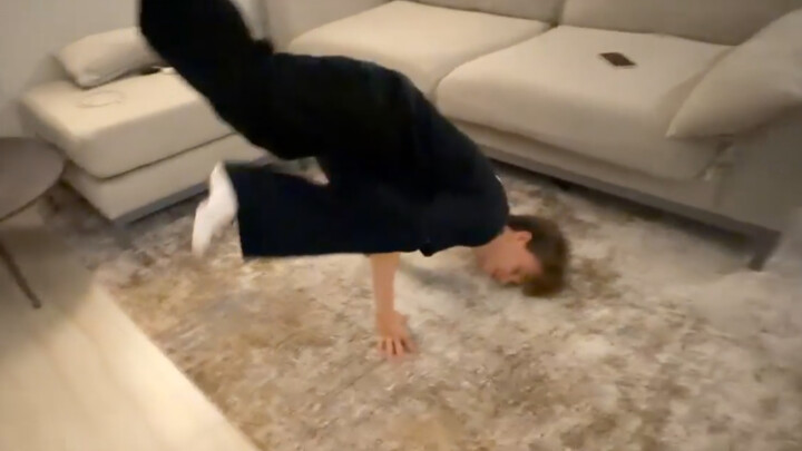 m0NESY shows off his dance skills during the livestream