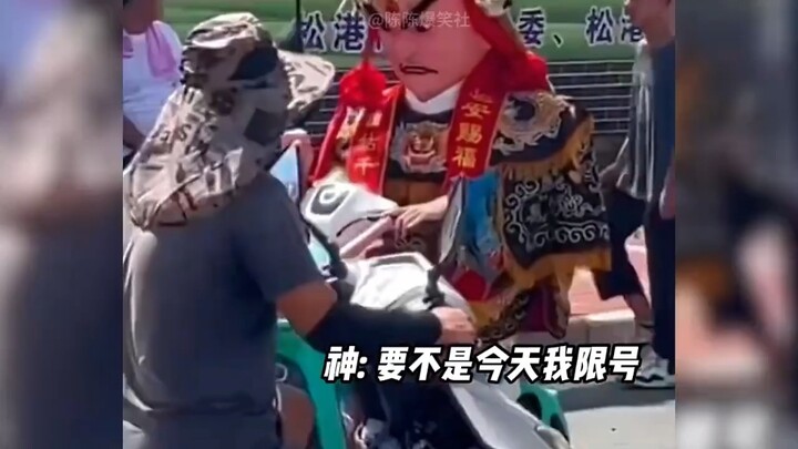 Akhirnya dunia ini benar-benar gila! Sepertinya semua orang lagi bertengkar dengan cara yang benar-b