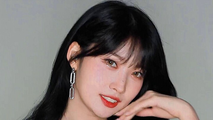 You have to zoom in on this video from the attic! I've zoomed in for everyone—EVERGLOW/FIRST