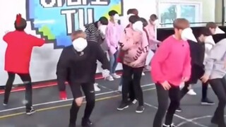 次人蒙眼舞蹈 各忙各的 好搞笑