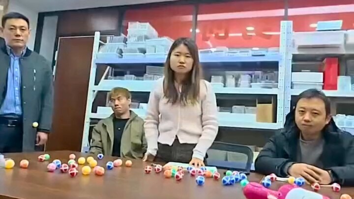 Nữ: Trong quả bóng này còn có một bản hợp đồng trị giá ba triệu!!! Nhưng cuối cùng vẫn không ký được