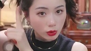Dasi dengan gaun hitam kecil ini benar-benar memberi Anda tampilan elegan ala Hepburn