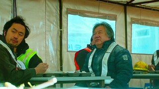 有些人不是躲在黑暗中而是躲在阳光下