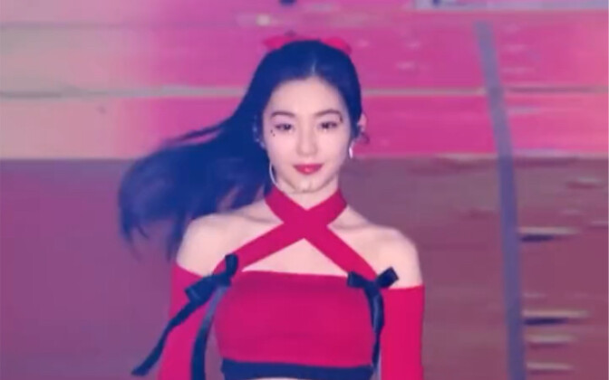 Ngay khi bước vào vùng ánh sáng cổ vũ của khán giả, dù biết rằng mình đã bị “phòng cháy” suốt bao nă