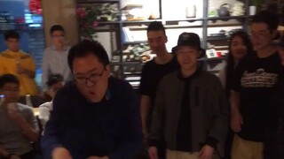 Người chú đã tự mình dạy nhảy hơn mười năm. Ông gặp một nhóm nhạc hip-hop đang biểu diễn trong một n