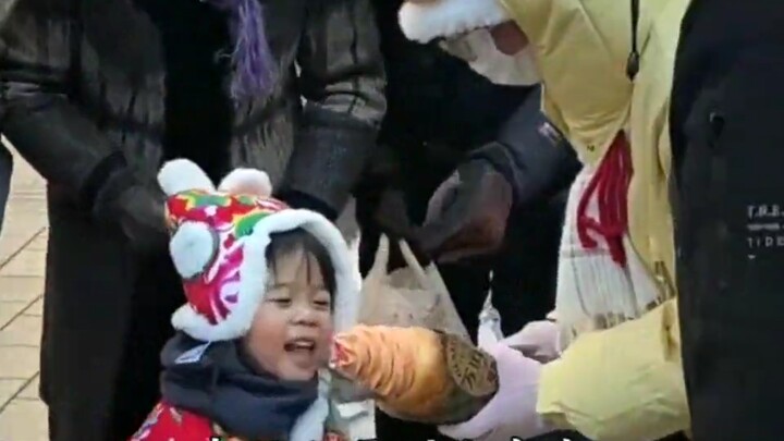 เห็นทีว่าเมื่อคนจีนเจอเด็กน้อย สิ่งแรกที่ทำก็คือป้อนอาหารให้