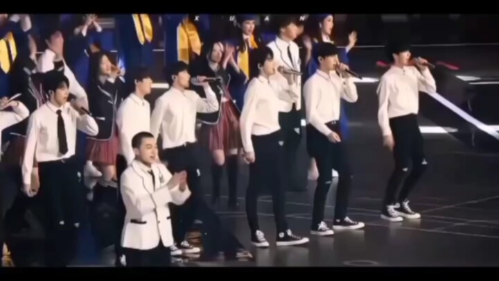 [ซ่งหยาเซวียน] ฉากนี้ถูกถามโดยคนเดินผ่านไปมาโดยตรง