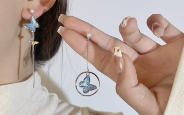 @Let’s team up with your bestie and grab these asymmetric butterfly earrings!