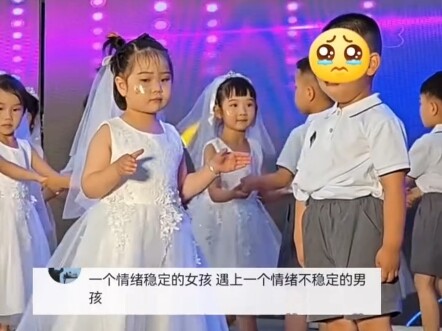 Pada Hari Anak 1 Juni, para bocah menggemaskan menari berpasangan. Si bocah laki-laki malah berdiri 
