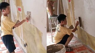 男孩被父母带工地体验生活，谁知男孩刮腻子上瘾：教育台词全没用