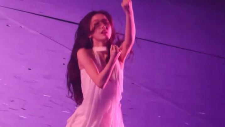 أنا أبكي وأنا أشاهد هذه الرقصة: “سأقدّم هذه الرقصة ثلاث مرات فقط: الأولى عندما كنت طفلة، والثانية في