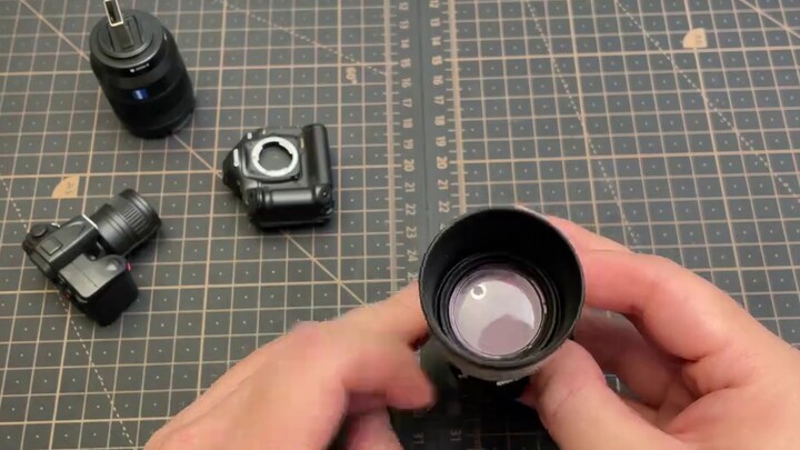 Let me show you the official small model of the camera manufacturer.