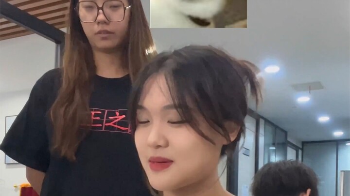 แย่แล้ว แอบเล่นตอนทำงานโดนหวังจื้อซิงจับได้อีกแล้ว!