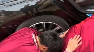 Pada hari pernikahan, pengantin pria naik ke punggung pengiring pria untuk masuk ke mobil pengantin!