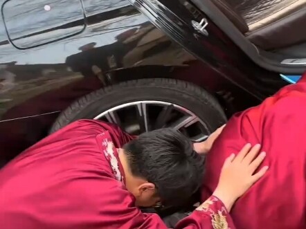 On the wedding day, the groom stepped on the best man's back to get into the wedding car!!!