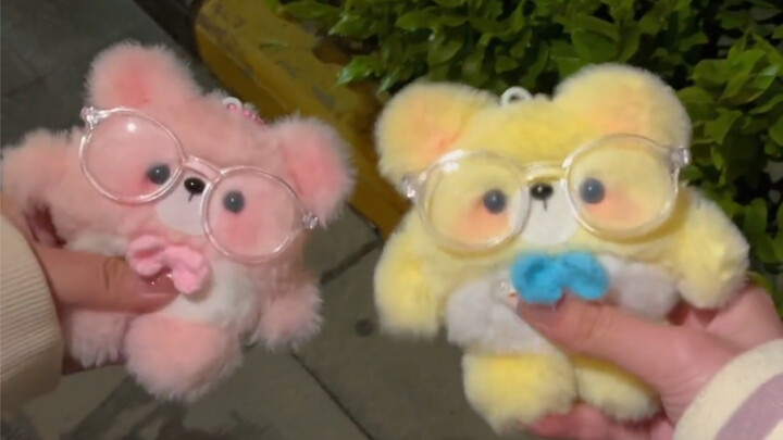 Mainan baruku lucu banget, bisa berbunyi cuit-cuit!!!