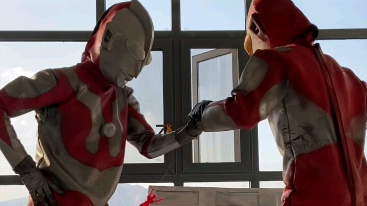 The alien Zarab, disguised as Ultraman, invades the earth. How will the first Ultraman respond?