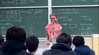 日本九州大学教授扮演猗窩座上物理课