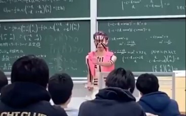 日本九州大学教授扮演猗窩座上物理课
