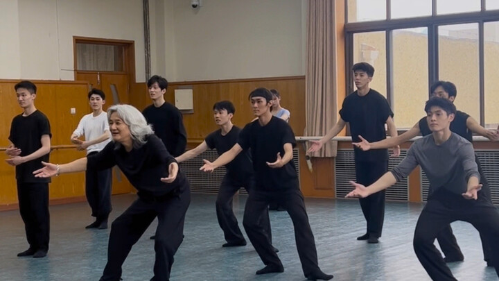 Immersive experience in the class of the 67-year-old teacher of Beijing Dance Academy