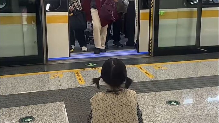 ทุกสัปดาห์ ลูกน้อยจะไปรอรับคุณพ่อที่กลับจากเดินทางด้วยรถไฟใต้ดิน เธอกระโดดโลดเต้นเหมือนนางฟ้าตัวน้อย