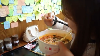 Mukbang mì gói trong cửa hàng tiện lợi