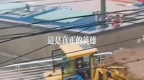 Anh tài xế xe xúc, tay nghề đỉnh cao!