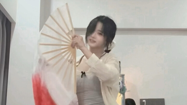 Hong Zhaoyuan simply has to be paired with a silk fan.