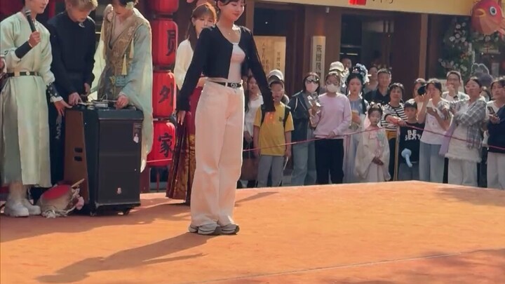 หลิวจี้ หนึ่งหมื่นเหรินหมินปี้! เธอเต้นเก่งจริงๆ ไม่รู้ว่าจะตกเป็นของชายหนุ่มคนไหนนะ!