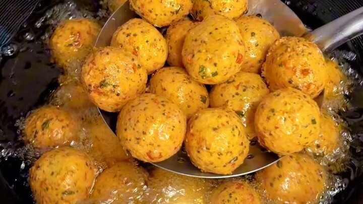 Mẹ dặn lúc chiên viên thịt thì phải im lặng.