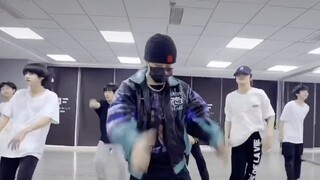 هل طلب لي فيي مقابلة معلمي الرقص من برنامج "هذا هو الرقص في الشارع"؟! فيديو رقص لطالب التدريب من الج