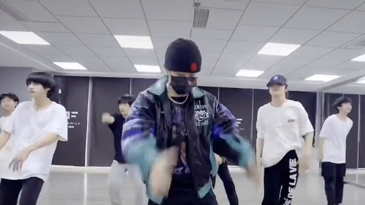 Li Fei จ้างครูสอนเต้นข้างถนน?! วิดีโอเต้นของผู้ฝึก TF รุ่นที่ 3 นั้นเป็นเรื่องจริง การเต้นของ Su Xin