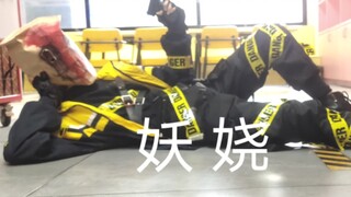 المعلم: من سمح لك بارتداء الزي المدرسي بهذه الطريقة؟