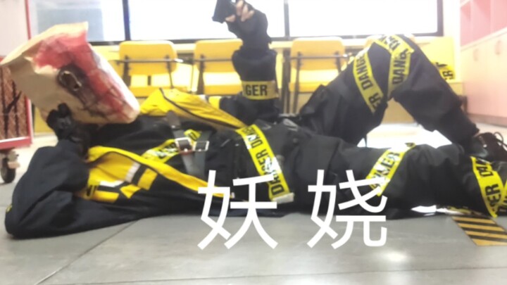 老师：谁特么让你这么穿校服的