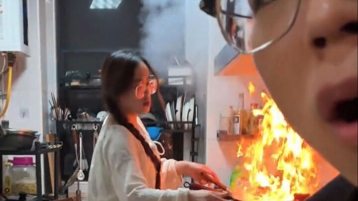 يا سيدتي، سترة الحماية الخاصة بك سقطت وانعكست على الواقع!