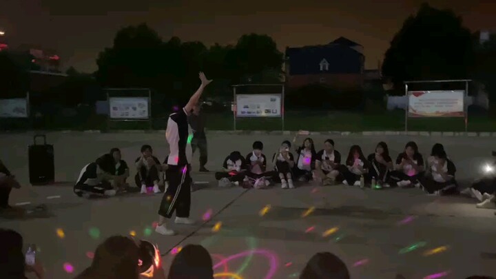 I danced MJM in the military training concert to give everyone a little bit of secondary shock ()