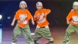 رقصة الطفل الصغير، حتى لو سقطت بنطاله سيستمر بالرقص! رائعة جدًا