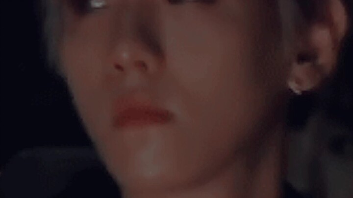 Saat video call dengan Paman Bian, aku tahu kamu lagi di bar...