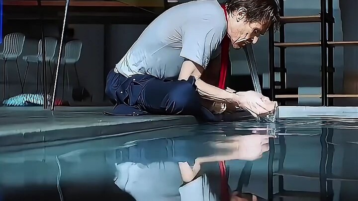 Định uống nước bên bể bơi, nào ngờ lại là nước biển; rồi anh ấy lại uống nước từ bể cá, kết quả nếm 