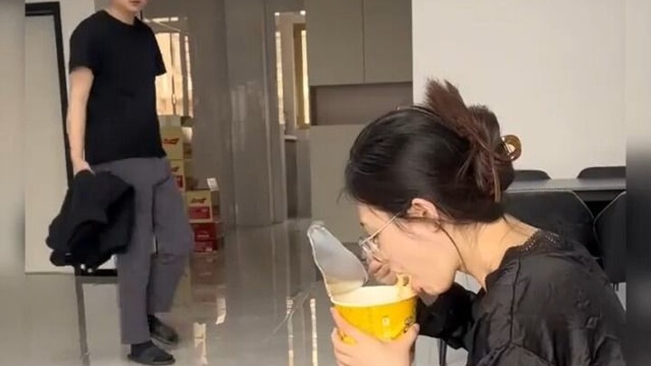 Ý mình là đi ra ngoài ăn chứ, ở nhà thì mùi nồng lắm