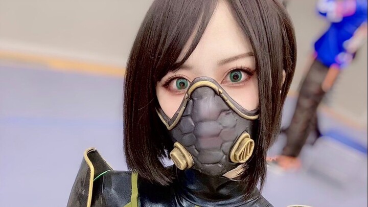This is the most stunning Viper cosplay I’ve ever seen—so full of flair! [Valorant]