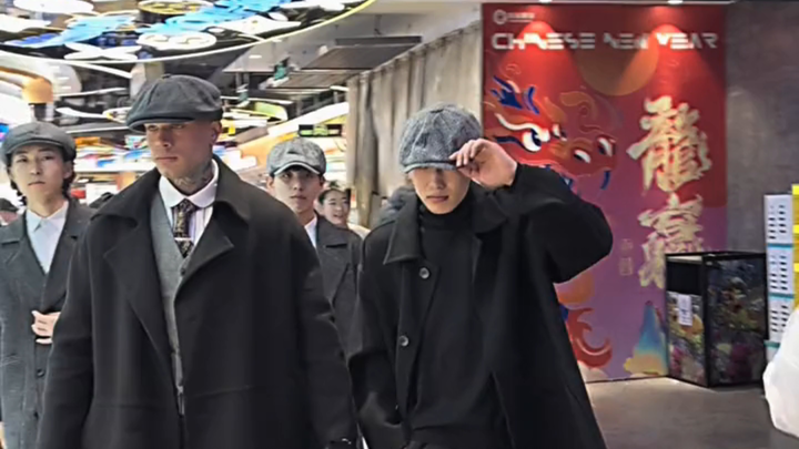 หมอกเหนือเมืองฮูฮอตคือควันบุหรี่ของเชลบี และวิสกี้ก็ไหลเวียนอยู่ในสายเลือดของเรา