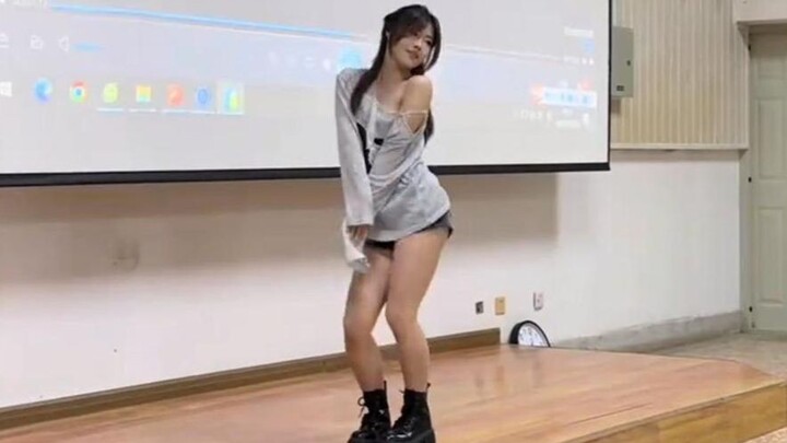 [Campus Life] Who’s talking about the senior girls again? College life is priceless!