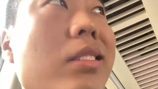 Seorang pria yang mendengar seorang anak terus-menerus menangis dan merengek di dalam gerbong kereta